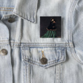 Badge Carré 5 Cm Femme Monet en robe verte (En situation)