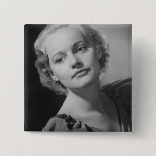 Badge Carré 5 Cm Femme posant 2