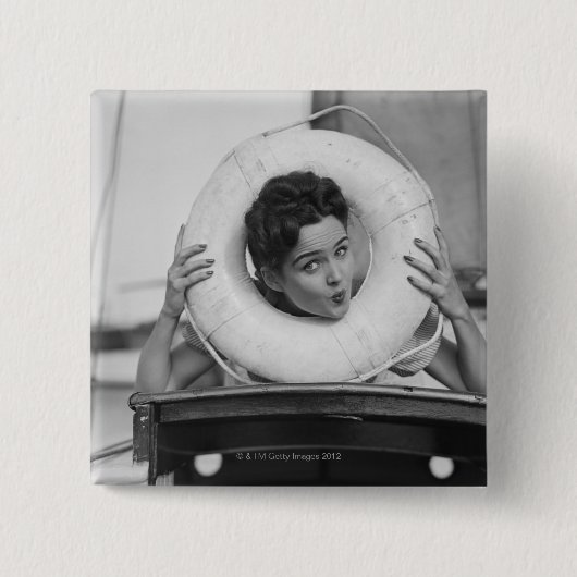 Badge Carré 5 Cm Femme posant 3 (Devant)