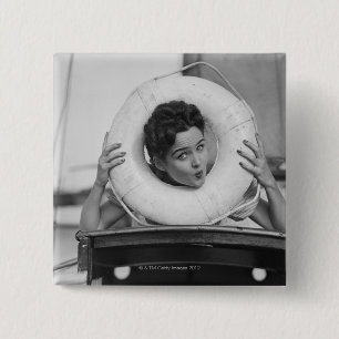 Badge Carré 5 Cm Femme posant 3