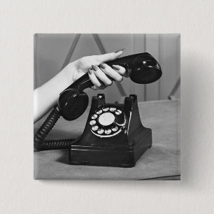 Badge Carré 5 Cm Femme prenant le téléphone étroit de la main