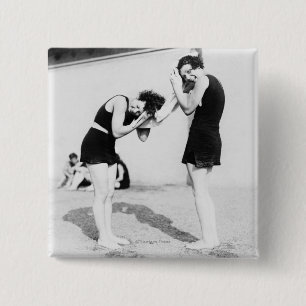 Badge Carré 5 Cm Femmes séchant leurs cheveux à la plage