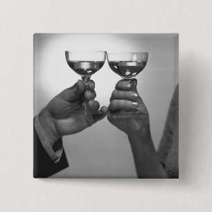 Badge Carré 5 Cm Fermez-vous des couples grillant avec du vin blanc