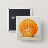 Badge Carré 5 Cm Feston Shell orange se tenant droit en sable (Devant & derrière)