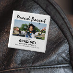 Badge Carré 5 Cm Fier Parent Du Diplômé | Photo<br><div class="desc">Un parent moderne et fier du bouton diplômé, avec une photo et un texte modèle qui dit 'FIER PARENT DU DIPLÔMÉ LEUR NOM, L'ÉCOLE/COLLÈGE ET LA CLASSE DE'. Ils sont faciles à éditer et peuvent être customisés à dire, maman, papa, tante, oncle, grand-mère et plus encore. De plus, tous les...</div>