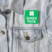 BADGE CARRÉ 5 CM FIERTÉ DE GINGEMBRE AVEC LE SHAMROCK (En situation)