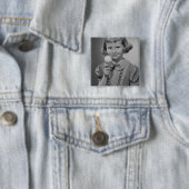 Badge Carré 5 Cm Fille mangeant la crème glacée (En situation)