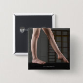 Badge Carré 5 Cm Fille marchant sur le faisceau de balance (Devant & derrière)