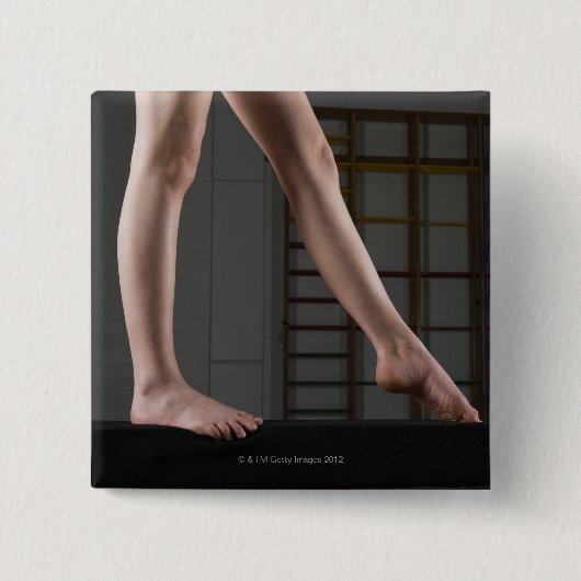 Badge Carré 5 Cm Fille marchant sur le faisceau de balance (Devant)