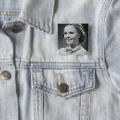 Badge Carré 5 Cm Fille posant dans le studio (En situation)