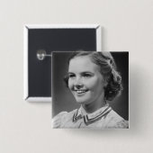 Badge Carré 5 Cm Fille posant dans le studio (Devant & derrière)
