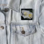 Badge Carré 5 Cm Fleur blanche (En situation)