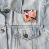 Badge Carré 5 Cm Fleur de prune (En situation)