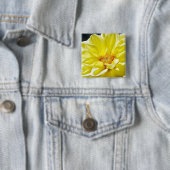 Badge Carré 5 Cm Fleur jaune (En situation)