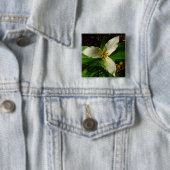 Badge Carré 5 Cm Fleur sauvage de printemps blanc Trillium Flower (En situation)