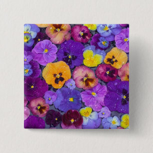 Badge Carré 5 Cm Fleurs de pensée flottant dans un bain d'oiseaux a