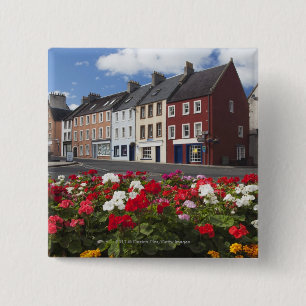 Badge Carré 5 Cm Fleurs le long d'une rue dans une zone