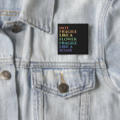 Badge Carré 5 Cm Fragile comme un T-shirt de bombe (En situation)