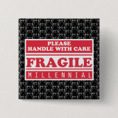 Badge Carré 5 Cm Fragile Millénium, Manipuler Avec Soin Enveloppeme (Devant)