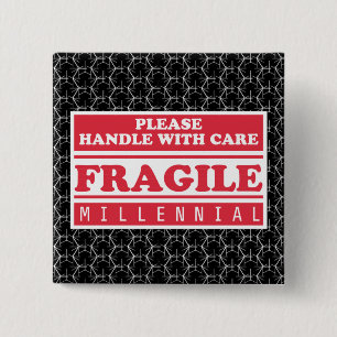 Badge Carré 5 Cm Fragile Millénium, Manipuler Avec Soin Enveloppeme
