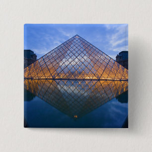 Badge Carré 5 Cm France, Paris. Le Louvre au crépuscule. Crédit