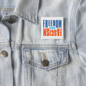 Badge Carré 5 Cm Freedom Over Fascism Button (En situation)