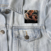 Badge Carré 5 Cm FRODO™ dans les bras de Samwise (En situation)
