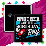 Badge Carré 5 Cm Fun Kids Hockey Party Brother of the Birthday Boy<br><div class="desc">Ce design de fête d'anniversaire de hockey est parfait pour une fête d'anniversaire de hockey masculin. Idée de fête d'anniversaire pour les enfants qui aiment jouer au hockey, regarder le hockey ou les futurs joueurs de hockey étoiles! Il présente un dessin de rondelle de hockey pour la fête d'anniversaire d'un...</div>