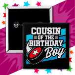 Badge Carré 5 Cm Fun Kids Hockey Party Cousin of the Birthday Boy<br><div class="desc">Ce design de fête d'anniversaire de hockey est parfait pour le cousin à une fête d'anniversaire de hockey masculin. Idée de fête d'anniversaire pour les enfants qui aiment jouer au hockey, regarder le hockey ou les futurs joueurs de hockey étoiles! Il présente un dessin de rondelle de hockey pour la...</div>