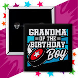 Badge Carré 5 Cm Fun Kids Hockey Party Grandma of the Birthday Boy<br><div class="desc">Ce design de fête d'anniversaire de hockey est parfait pour une fête d'anniversaire de hockey masculin. Idée de fête d'anniversaire pour les enfants qui aiment jouer au hockey, regarder le hockey ou les futurs joueurs de hockey étoiles! Il présente un dessin de rondelle de hockey pour la fête d'anniversaire d'un...</div>