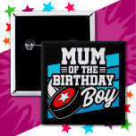 Badge Carré 5 Cm Fun Kids Hockey Party Maman of the Birthday Boy<br><div class="desc">Ce design de fête d'anniversaire de hockey est parfait pour une fête d'anniversaire de hockey masculin. Idée de fête d'anniversaire pour les enfants qui aiment jouer au hockey, regarder le hockey ou les futurs joueurs de hockey étoiles! Il présente un dessin de rondelle de hockey pour la fête d'anniversaire d'un...</div>