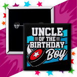 Badge Carré 5 Cm Fun Kids Hockey Party Oncle of the Birthday Boy<br><div class="desc">Ce design de fête d'anniversaire de hockey est parfait pour une fête d'anniversaire de hockey masculin. Idée de fête d'anniversaire pour les enfants qui aiment jouer au hockey, regarder le hockey ou les futurs joueurs de hockey étoiles! Il présente un dessin de rondelle de hockey pour la fête d'anniversaire d'un...</div>