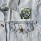 BADGE CARRÉ 5 CM FUNNY CHIMPANZEE (En situation)
