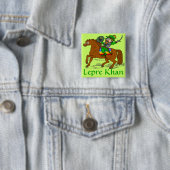 Badge Carré 5 Cm Funny Lepre Khan St Patrick's Day (En situation)