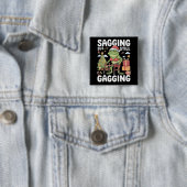 Badge Carré 5 Cm Funny SarcasticChristmas Sagging But Still Gagging (En situation)