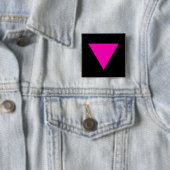 BADGE CARRÉ 5 CM GAY PRIDE "DE TRIANGLE ROSE" (En situation)