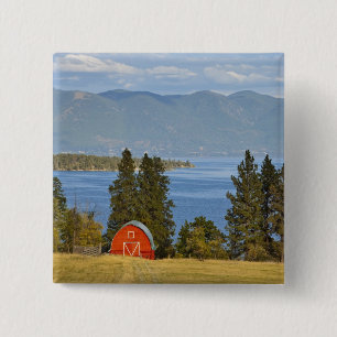 Badge Carré 5 Cm Grange rouge situé le long du pittoresque lac Flat
