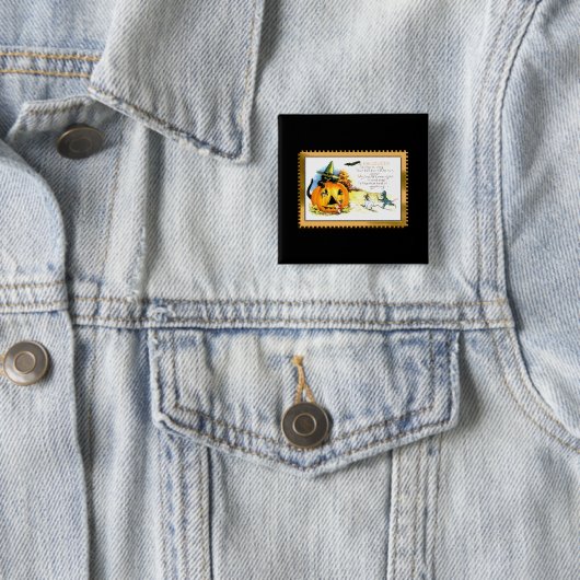 Badge Carré 5 Cm Halloween Kitty assis à Jack-o'-lantern (En situation)