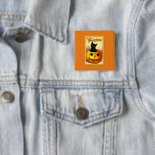 Badge Carré 5 Cm Halloween Kitty assis à Jack-o'-lantern (En situation)