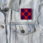 Badge Carré 5 Cm Hamilton tartan rouge bleu violet plaid (En situation)
