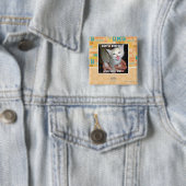 BADGE CARRÉ 5 CM HAPPEE BURFDAY ! (En situation)