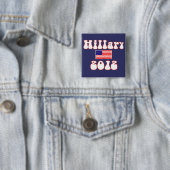 Badge Carré 5 Cm hillary 2012. (En situation)
