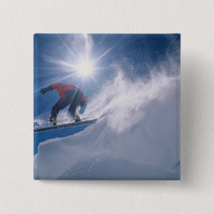 Badge Carré 5 Cm Homme sautant d'une grande corniche en snowboard