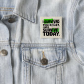 Badge Carré 5 Cm I Survived Yesterday, I Will Survive Today (En situation)