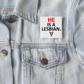 Badge Carré 5 Cm il est un insigne nonbinary lesbien (En situation)