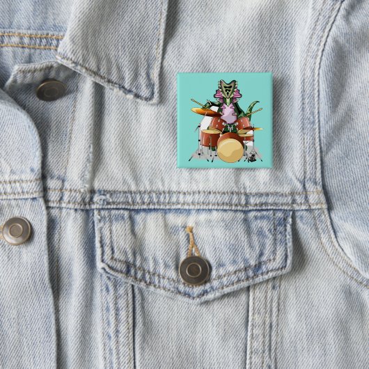 Badge Carré 5 Cm Illustration D'Un Chasmosaurus Jouant Aux Tambours (En situation)