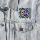 Badge Carré 5 Cm Image atomique arc-en-ciel impossible (En situation)