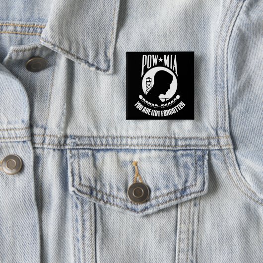 Badge Carré 5 Cm Indicateur POW-MIA (En situation)