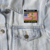 BADGE CARRÉ 5 CM INDIGNATION FIXE NOTRE NATION (En situation)