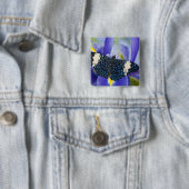 Badge Carré 5 Cm Iris Pourpre Papillon Tropical (En situation)